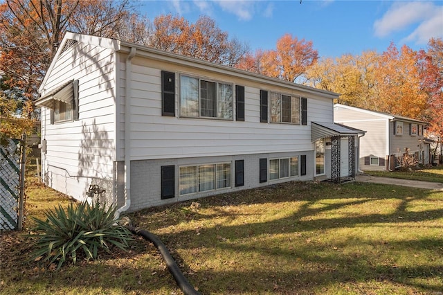 view of front of home featuring a front yard