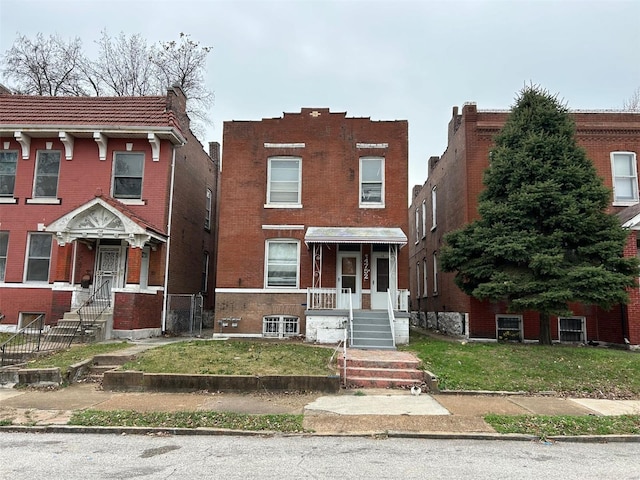 view of front of property with a front lawn