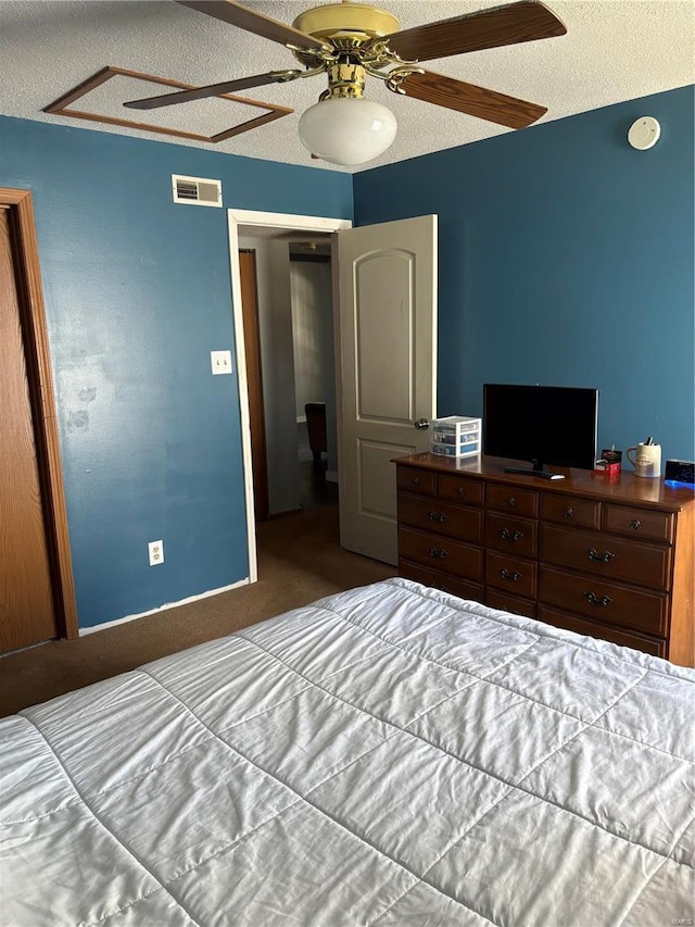 bedroom featuring ceiling fan and a textured ceiling