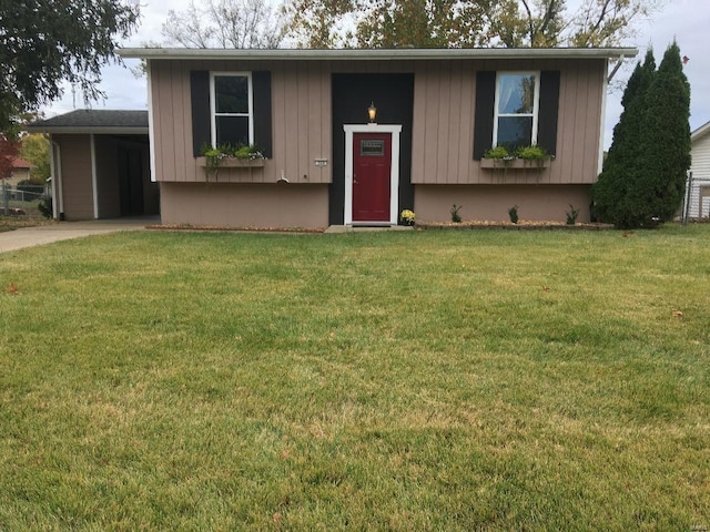 split foyer home featuring a front yard