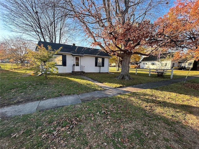 view of front facade featuring a front yard