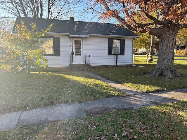 single story home featuring a front yard