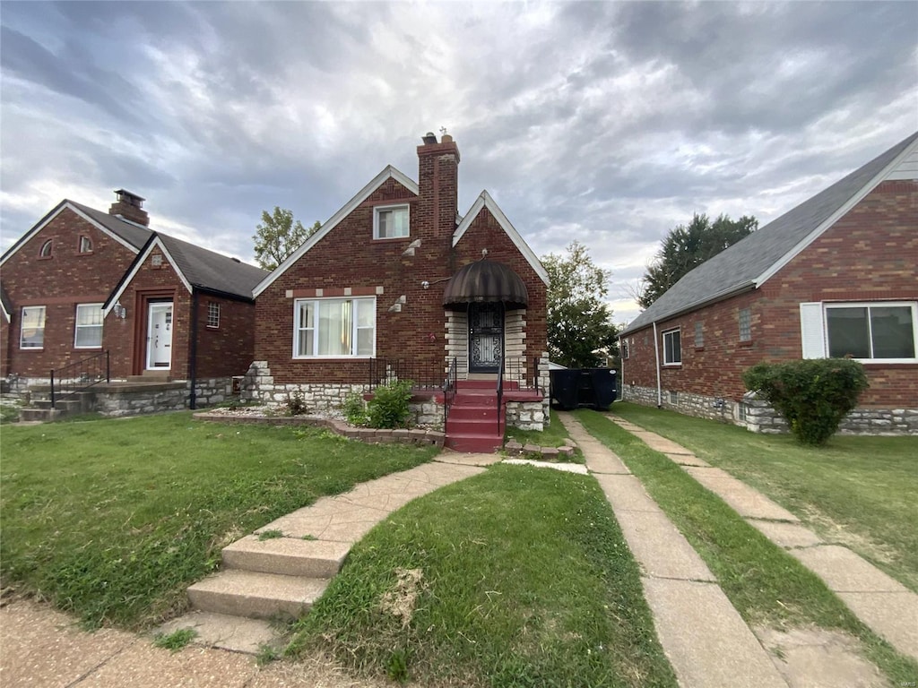 view of front facade featuring a front yard