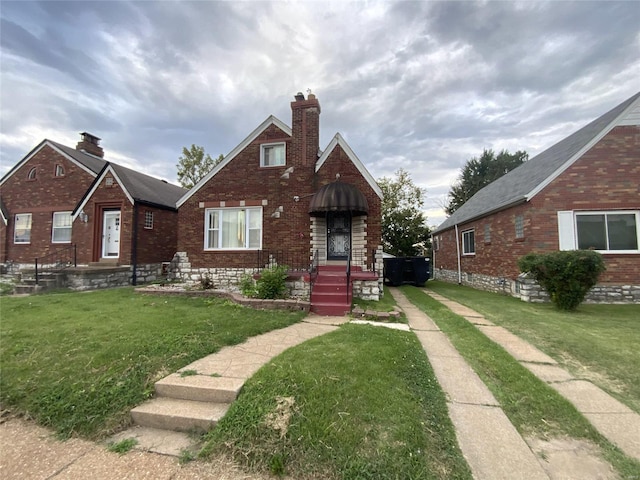 view of front facade featuring a front yard