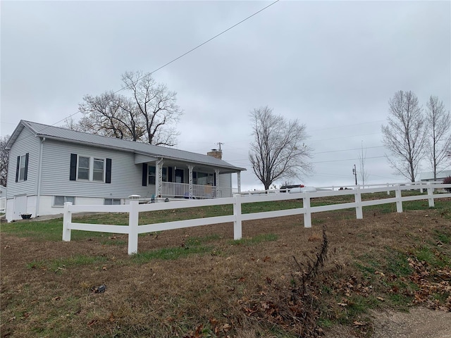 view of front facade with covered porch and a front yard