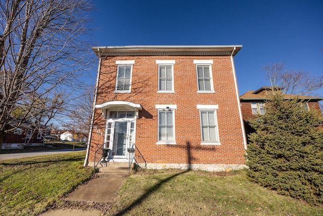 view of front facade featuring a front lawn