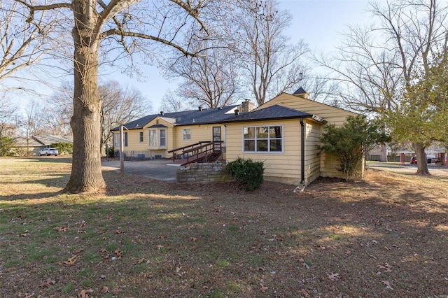 view of front of home featuring a patio area and a front yard