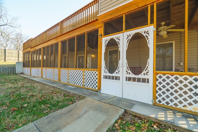 property entrance featuring ceiling fan