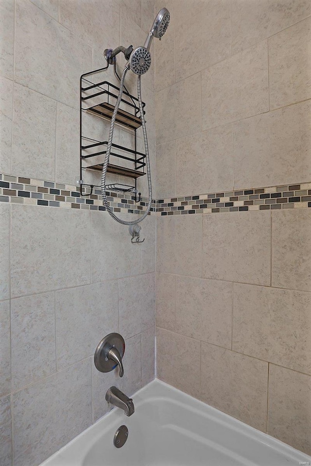 bathroom featuring tiled shower / bath