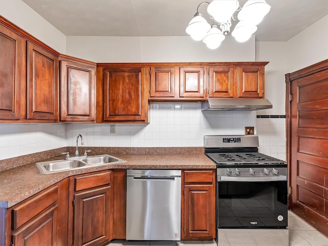 kitchen with sink, stainless steel appliances, an inviting chandelier, tasteful backsplash, and decorative light fixtures