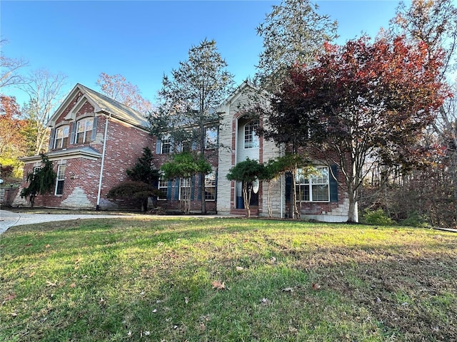 view of front of home featuring a front lawn