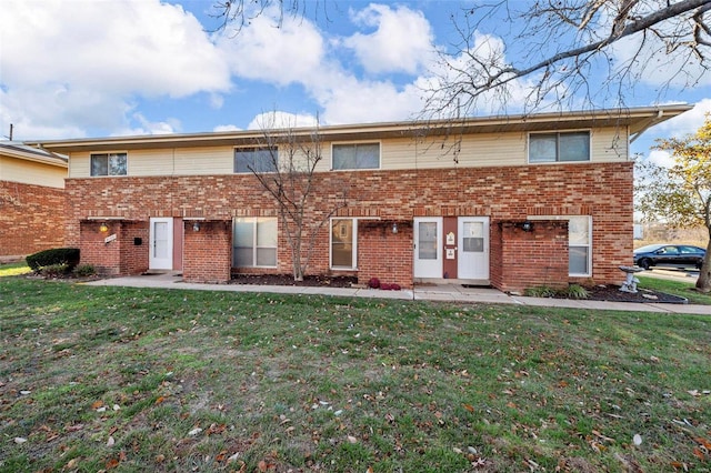 view of front of home featuring a front lawn