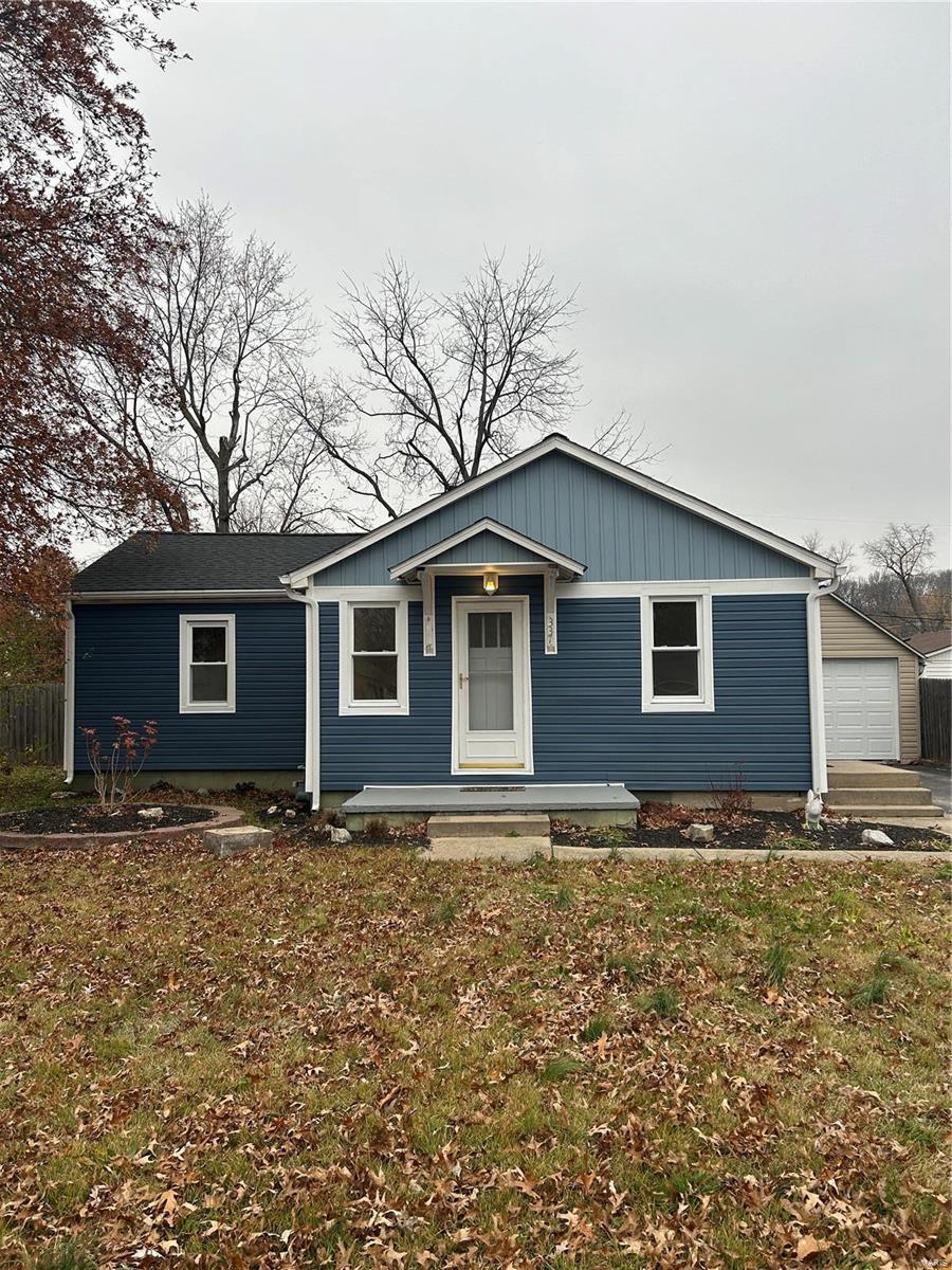 view of front of home featuring a garage and a front yard