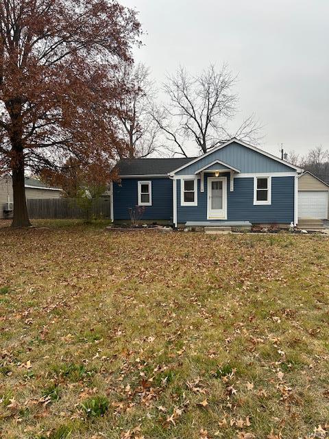 view of front facade with a garage and a front yard