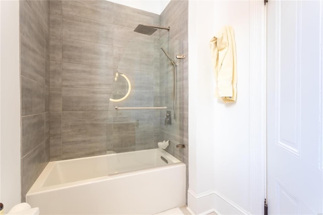 bathroom featuring tiled shower / bath