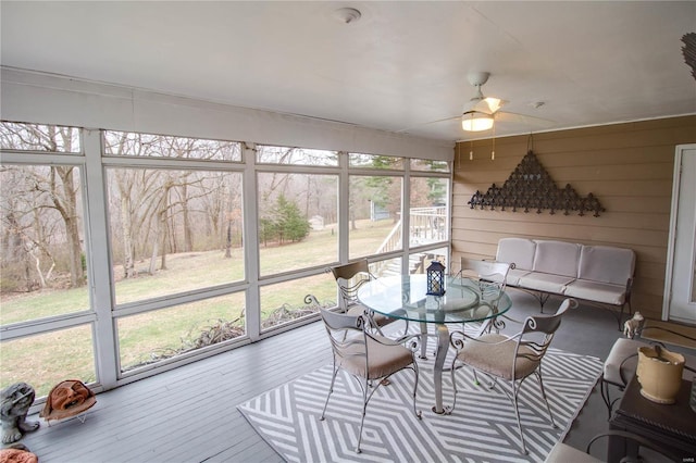 sunroom with ceiling fan