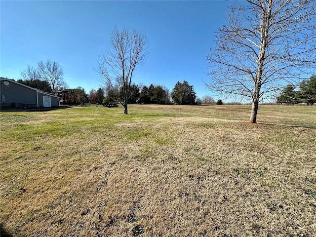 view of yard featuring a rural view