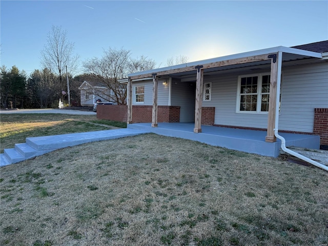 view of front of house featuring a front yard