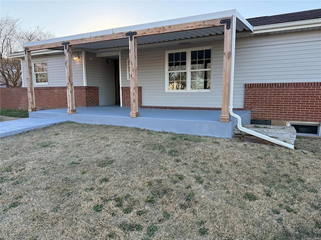 view of front of property featuring a porch and a front yard