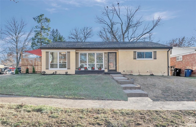 view of front of property featuring a front yard