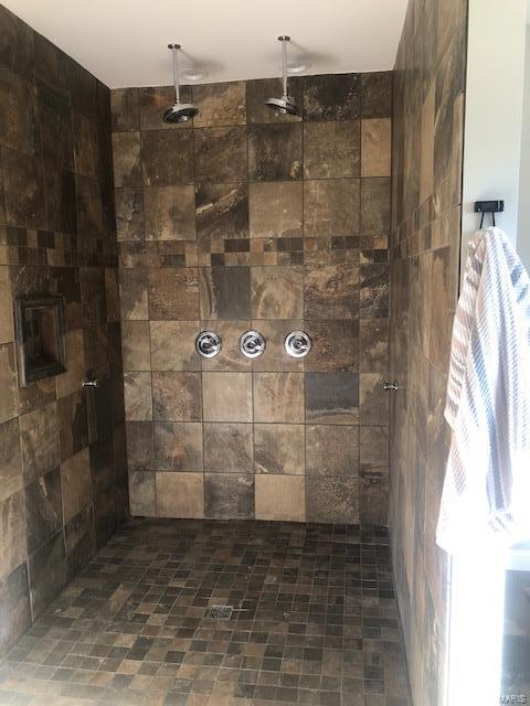 bathroom featuring tiled shower