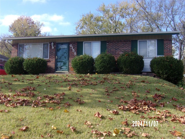 single story home featuring a front yard