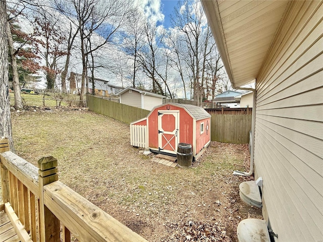 view of yard featuring a storage shed