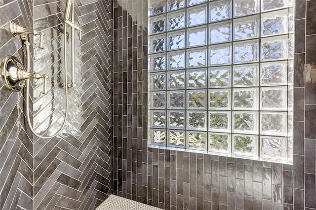 bathroom featuring a tile shower