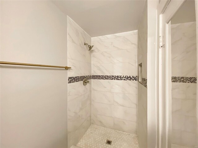 bathroom featuring a tile shower