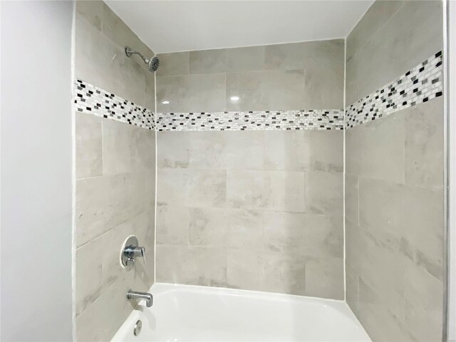 bathroom with tiled shower / bath