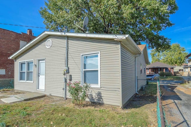 view of side of property featuring a lawn