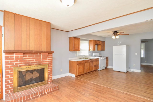 kitchen featuring ceiling fan, sink, light wood-type flooring, white appliances, and ornamental molding