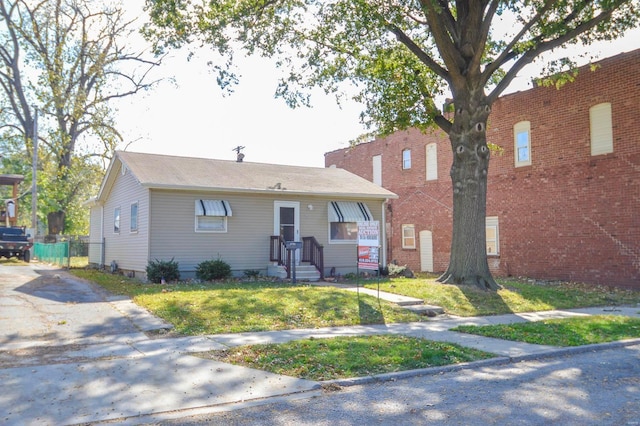 view of front of home featuring a front yard