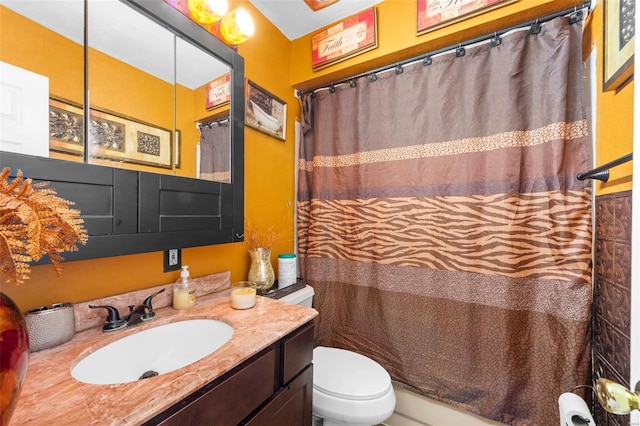 bathroom featuring a shower with shower curtain, vanity, and toilet