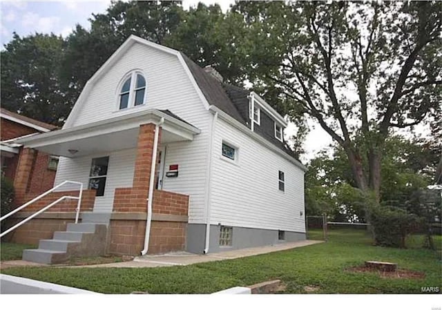 view of front facade with covered porch and a front lawn