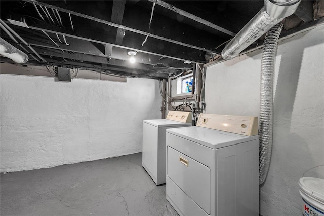 washroom featuring laundry area and independent washer and dryer