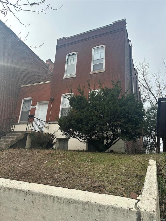 view of front of house featuring a front lawn