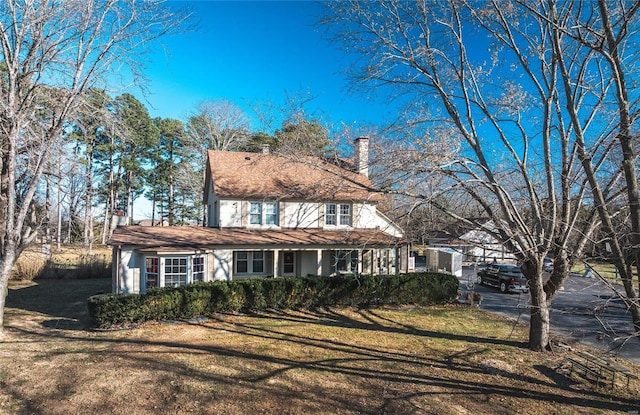 view of front facade featuring a front yard