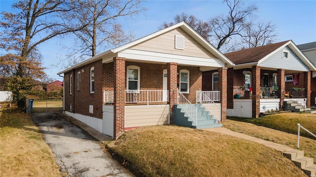 view of front of home featuring covered porch and a front lawn