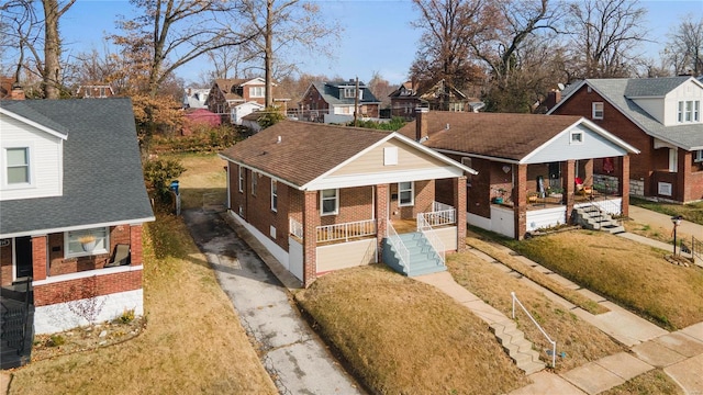 view of front facade featuring a porch and a front yard