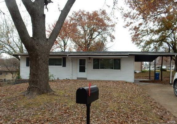 view of front facade with a carport