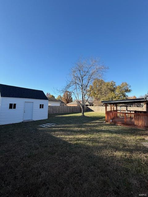 view of yard with a storage shed