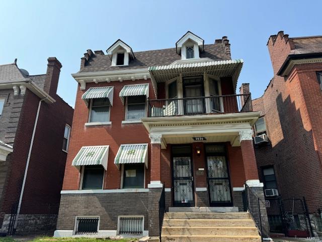 view of front of property featuring a balcony