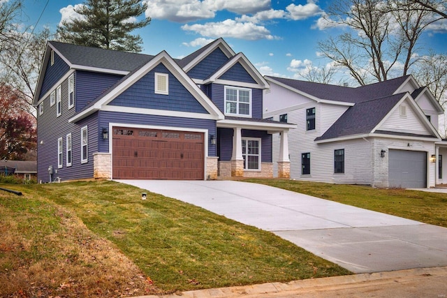 craftsman house featuring a front lawn and a garage