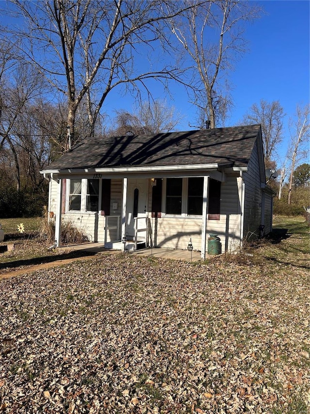 ranch-style house with covered porch