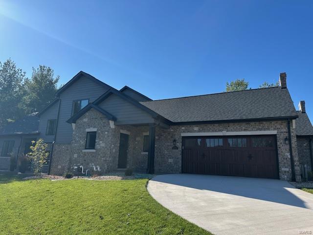 view of front of property featuring a front yard and a garage