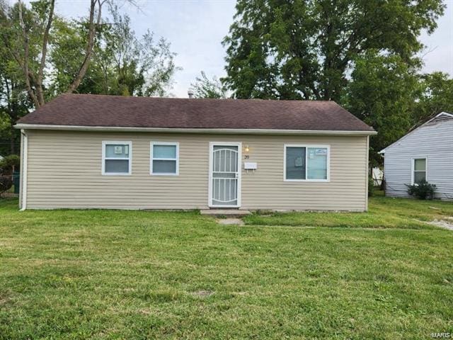 view of front facade featuring a front lawn