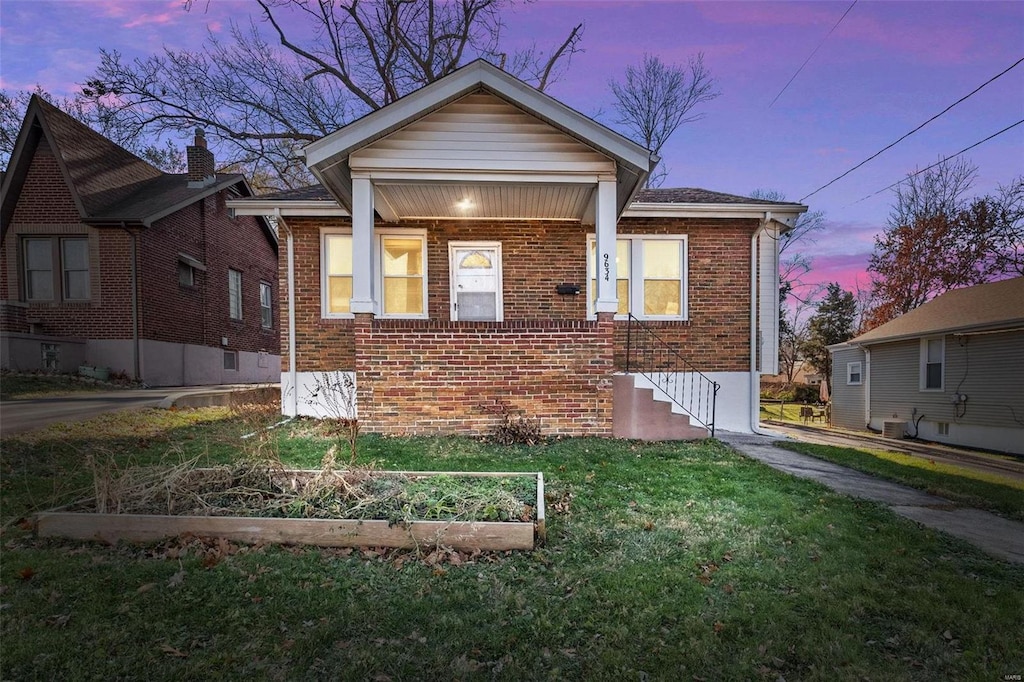 bungalow featuring a yard