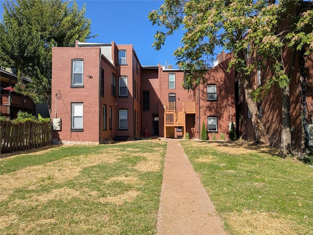 view of front facade with a front yard