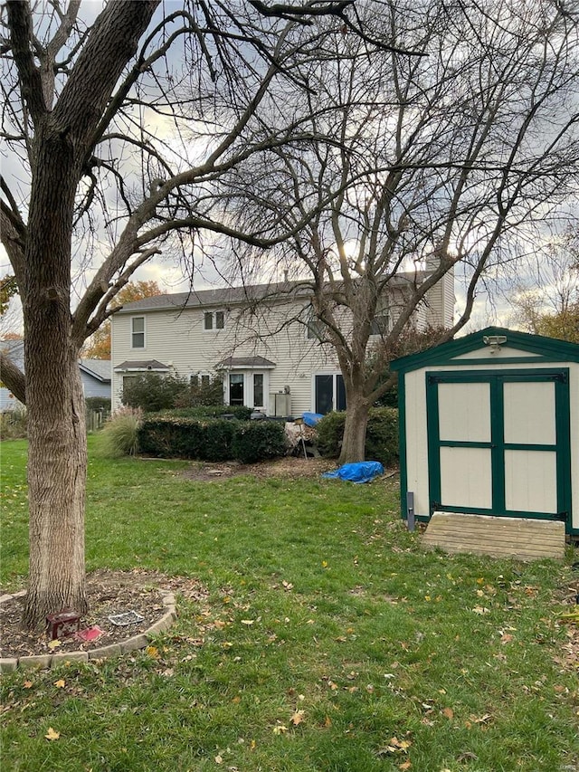 view of yard with a storage shed